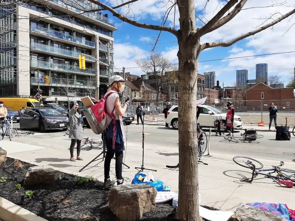 Photo 1 : Les livreurs et livreuses de Foodora et le STTP tiennent une manifestation sans danger et respectant les règles de distanciation physique devant le siège social de Foodora au Canada.