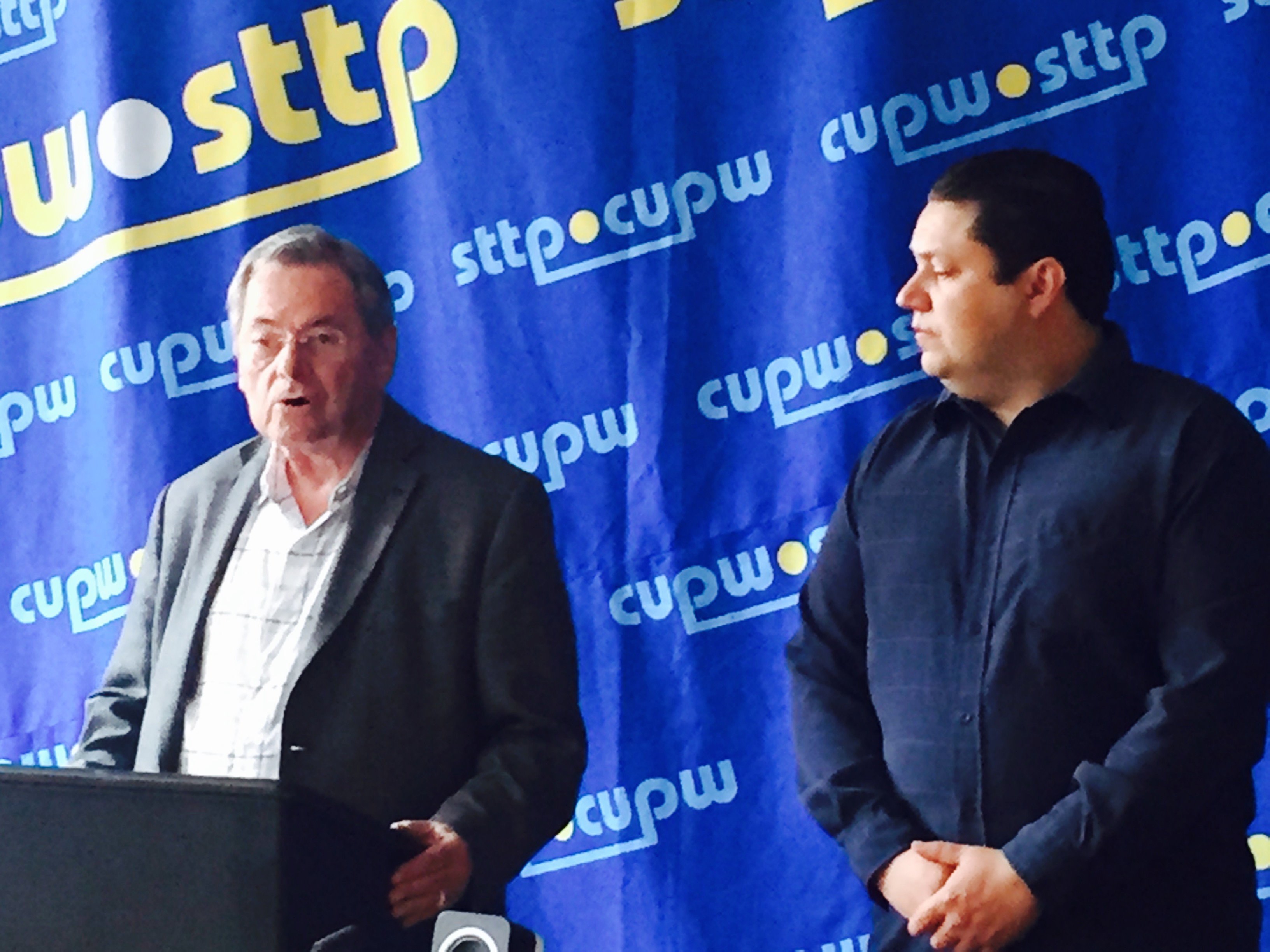 Mike Palecek, président national du Syndicat des travailleurs et travailleuses des postes (STTP), et Jean-Claude Parrot, membre de l’Organisation nationale des travailleuses et travailleurs retraités des postes Mike Palecek, président national du Syndicat des travailleurs et travailleuses des postes (STTP), et Jean-Claude Parrot, membre de l’Organisation nationale des travailleuses et travailleurs retraités des postes