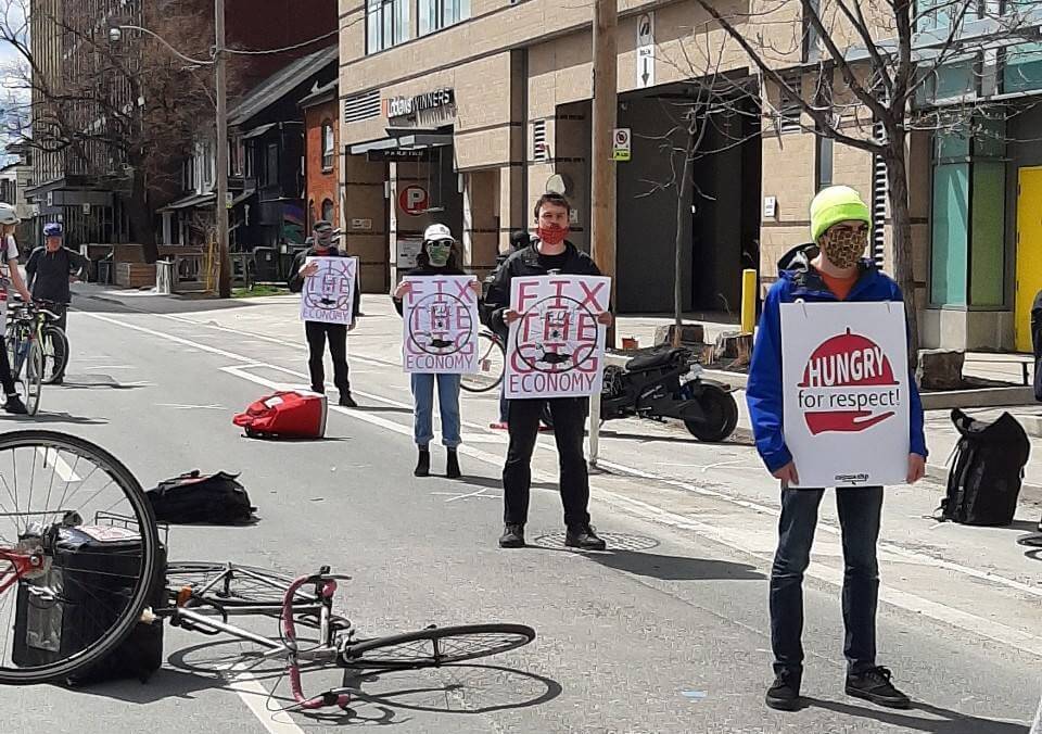 Photo 2 : Les livreurs et livreuses de Foodora et le STTP tiennent une manifestation sans danger et respectant les règles de distanciation physique devant le siège social de Foodora au Canada.