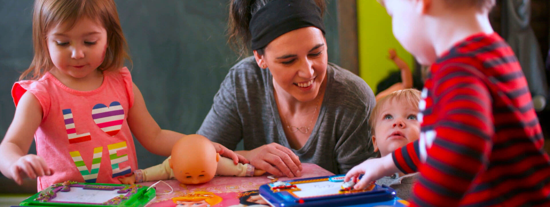 Éducatrice avec des enfants autour d'une table. Éducatrice avec des enfants autour d'une table.