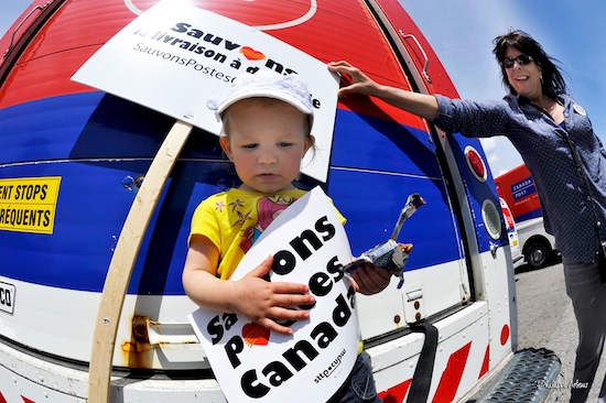 enfant avec des placards 